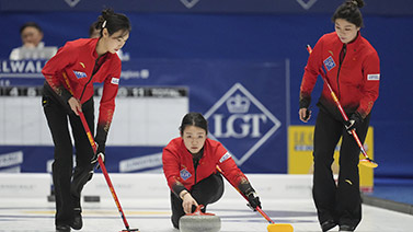 凱文·杜蘭特談瓊斯的助攻失誤比：他就是擅長這個 又是一個7次助攻0失誤的晚上.